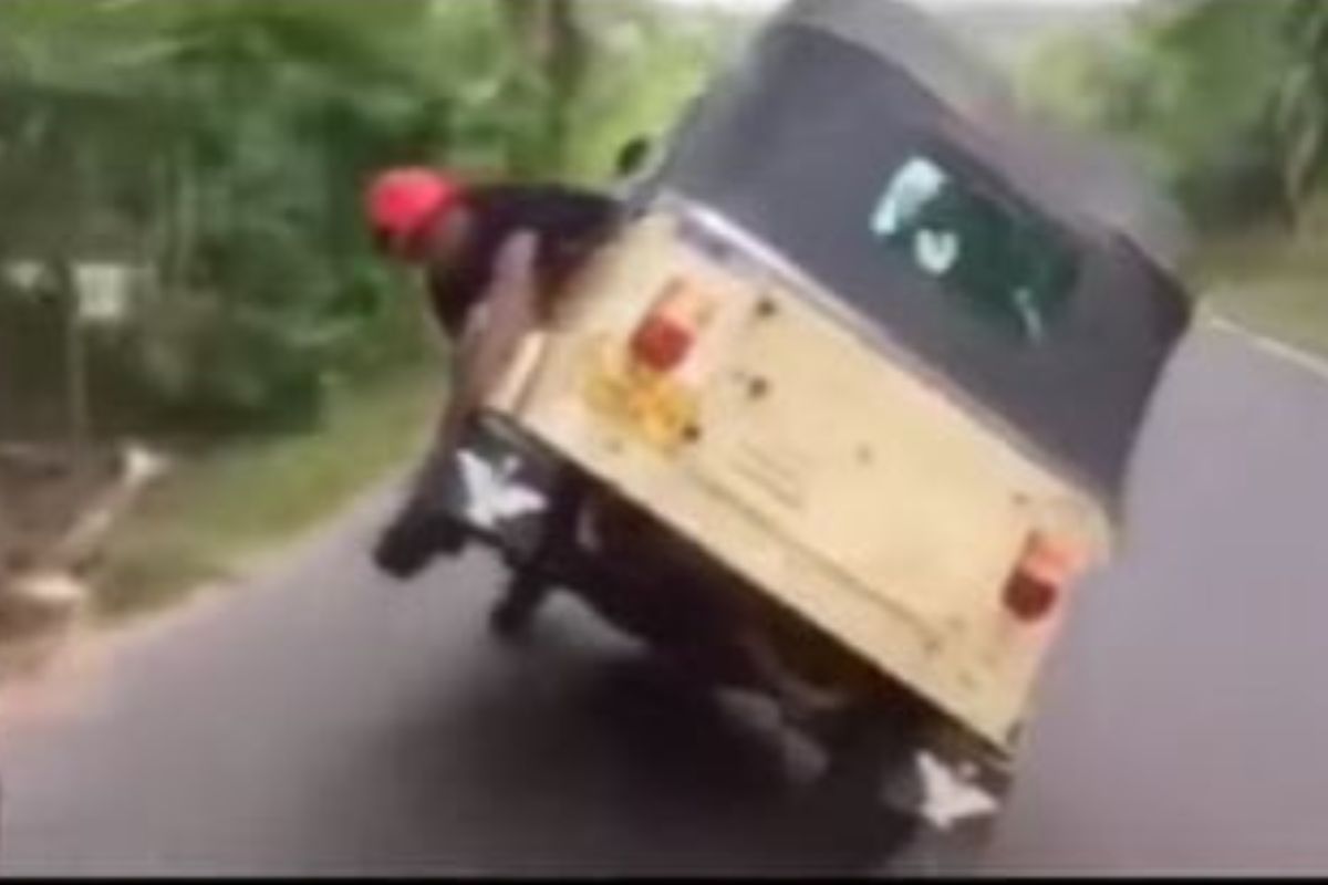 रस्त्यावरच धावत्या रिक्षाचा टायर बदलला