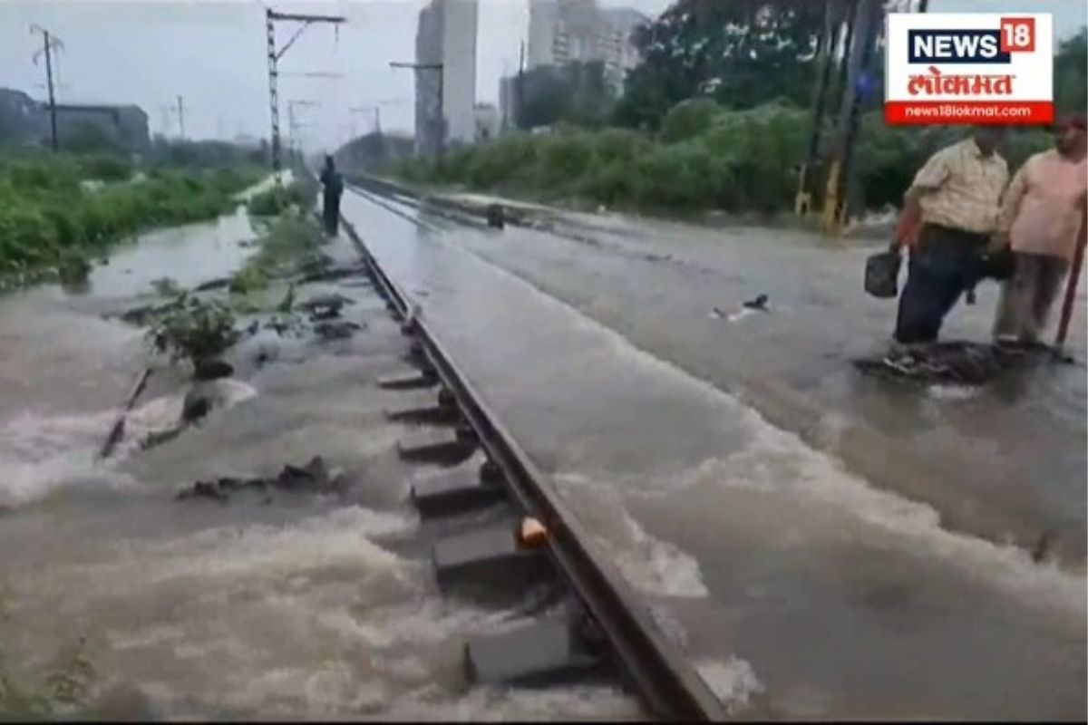 अंबरनाथ-बदलापूर स्टेशनदरम्यान रेल्वे ट्रॅकवर पाणी