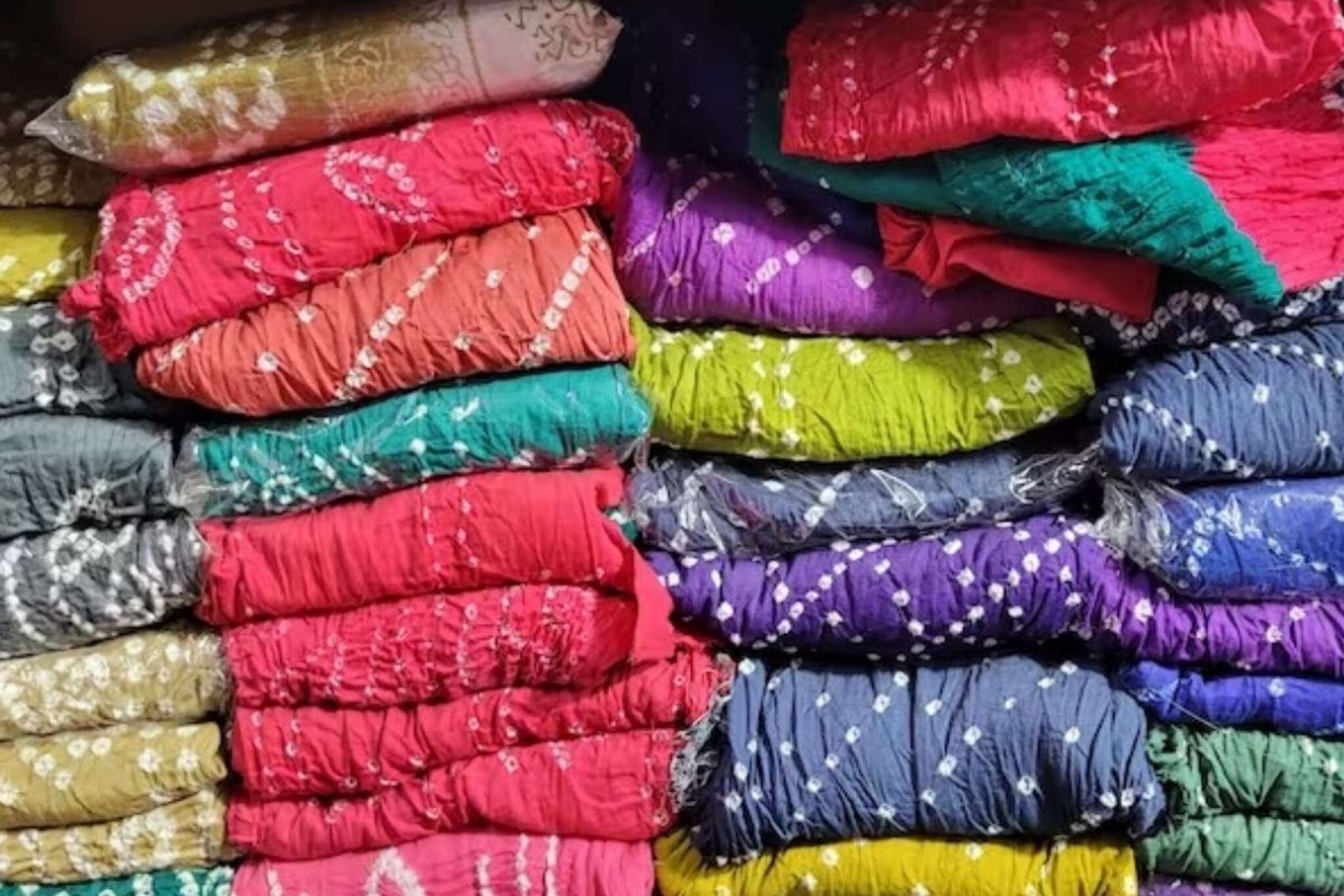 कमी पैशात करा मस्त शॉपिंग, मुंबईत इथं मिळतात बांधणीचे ड्रेस, PHOTOS