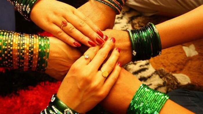  श्रावण हे हिरवगार निसर्गाचं प्रतीक असल्याने श्रावणात  घालण्याला विशेष महत्व असते.