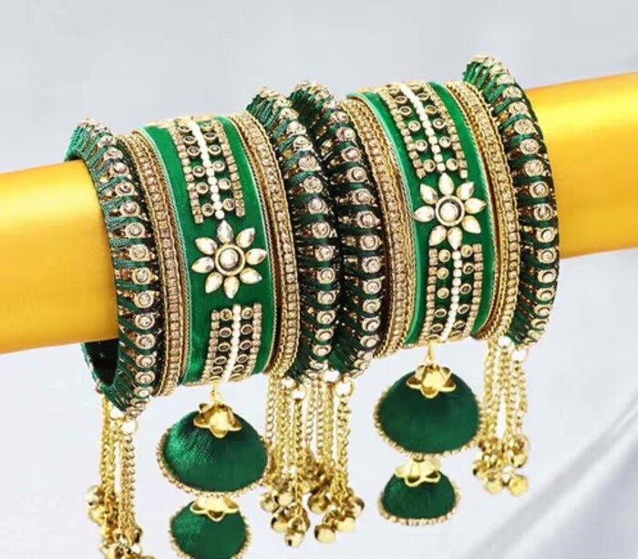 हिरवा रंग शंकर आणि पार्वतीला प्रिय आहे. तेव्हा श्रावणात हिरव्या बांगड्या घालून त्यांची पूजा केल्याने देवता आपल्यावर प्रसन्न होतात.