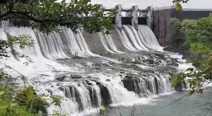 बारवी धरण : अंबरनाथ तालुक्यात बदलापूर-मुरबाड रस्त्यावर निसर्गाच्या कुशीत वसलेले बारवी हे धरण बदलापूरपासून 16 किमी आणि मुरबाडपासून 13 किमी अंतरावर आहे. या धरणाची ओळख ठाणे, नवी मुंबई आणि रायगड (काही भाग) या जिल्ह्यांची तहान भागवणारे धरण अशी आहे. दोन मोठ्या डोंगरामध्ये वसलेल्या बारवी धरणाचे दरवाजे उघडल्यानंतर अतिशय आकर्षक असे रूप पाहण्यासाठी पर्यटक हजेरी लावत असतात. बारवी जंगल सफारी आणि बारवी धरण पाहण्यासाठी सुट्टीच्या दिवशी येथे पर्यटकांची गर्दी होते.