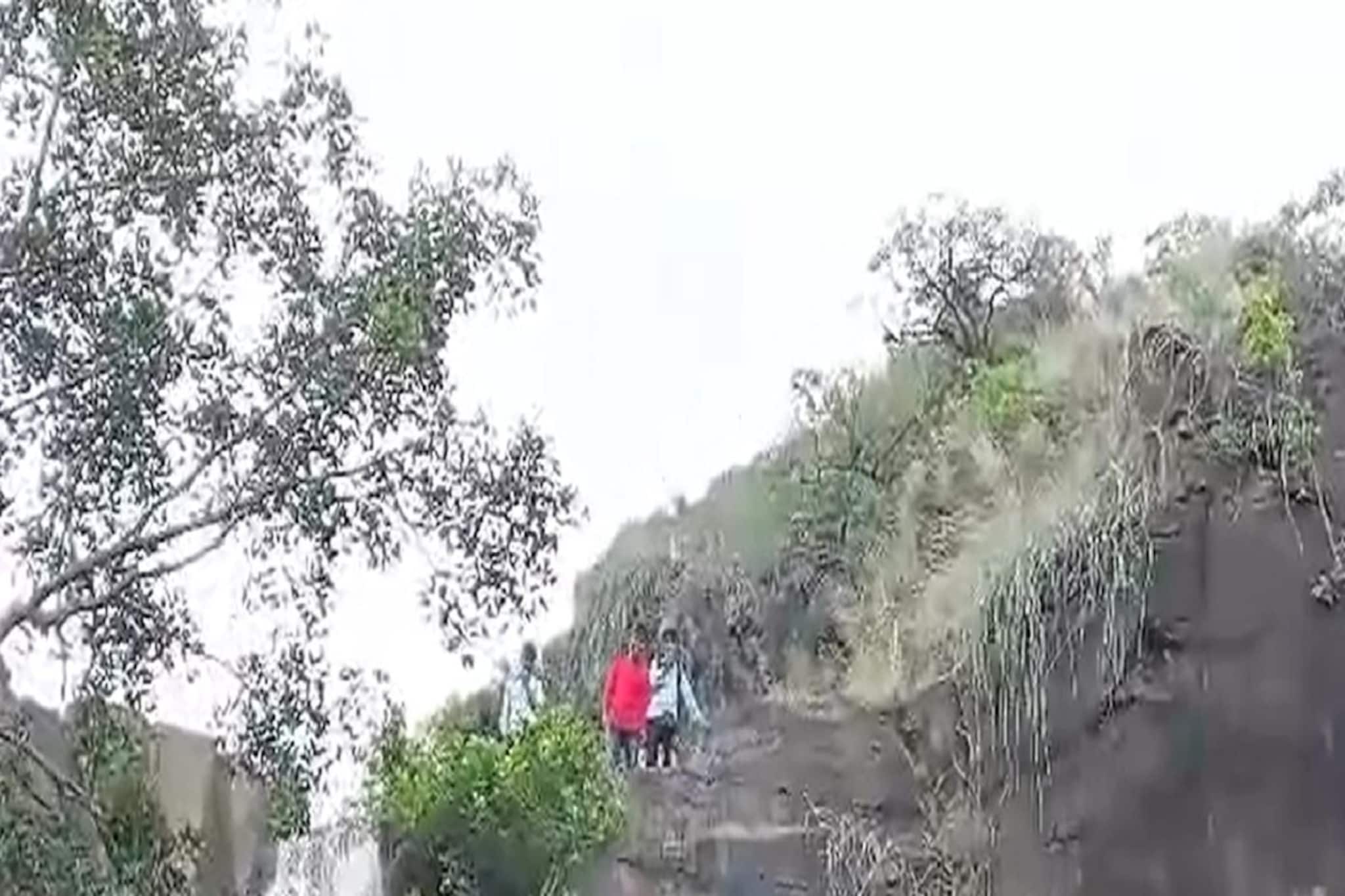 सेल्फीसाठी धबधब्याजवळ तरुणांची स्टंटबाजी, VIDEO पाहून होईल संताप