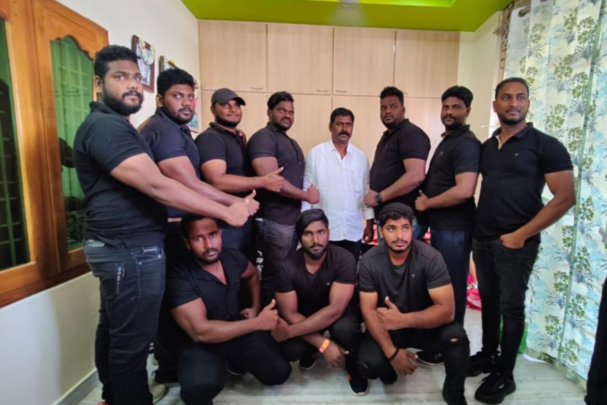 तुम्हाला माहितीये का सेलिब्रिटींचे बाऊन्सर्स दिवसाला किती पैसे घेतात?