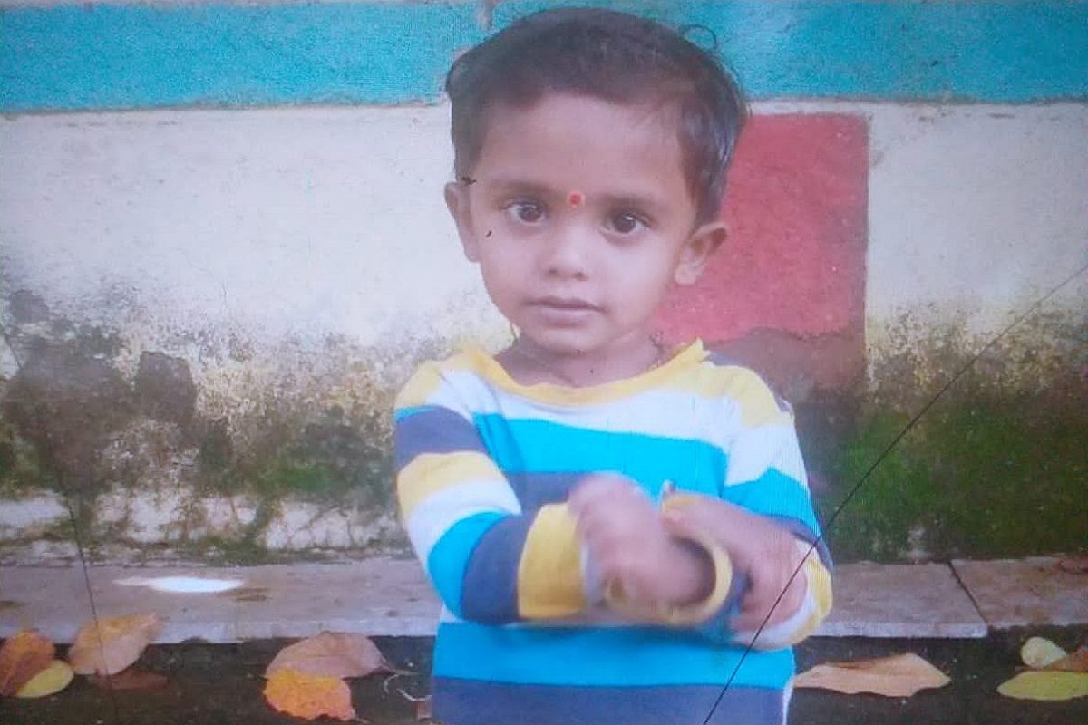 घशात नाणं अडकलेला चिमुकला.