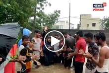घरात घुसलं पाणी, पठ्ठ्याने कमरेइतक्या पाण्यात कापला बर्थडेचा केक; Video व्हायरल