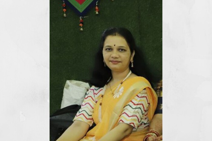  वृषालीचा परिवार सुखी संसाराचं स्वप्न बघत असतांना इवलेसे बाळ आजीच्या खांद्यावर, मांडीवर बागडायला लागली होती.