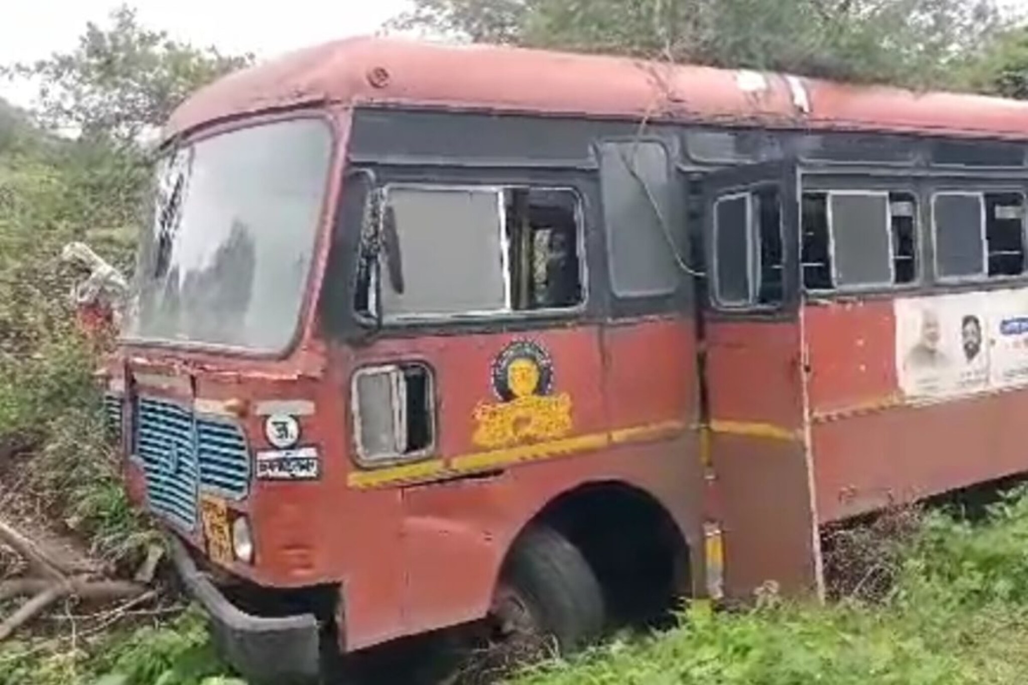 एसटी बसचा भीषण अपघात; टायर फुटल्यानं 41 प्रवाशांची बस झाडावर आदळली