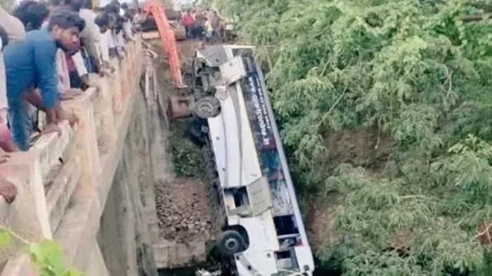 शेख सलाम, प्रतिनिधी न्यूज 18 : वऱ्हाड्यांना घेऊन जाणाऱ्या बसचा भयंकर अपघात झाला आहे. 