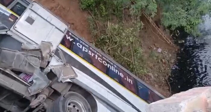 लग्नाच्या रिसेप्शनला जाण्यासाठी काकीनाडा इथून एक बस भाड्याने घेतली होती. 
