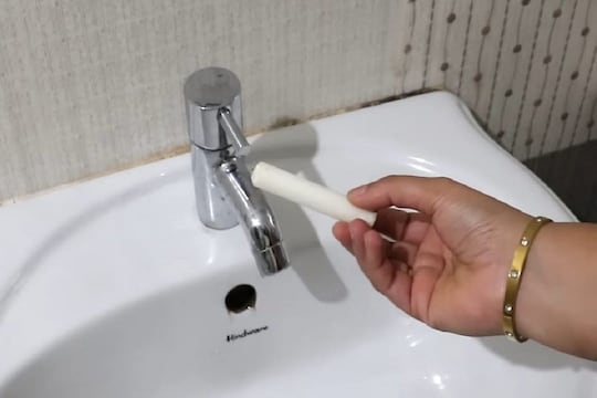 नळावर मेणबत्तीची कमाल (फोटो - युट्यूब व्हिडीओ ग्रॅब)