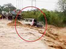 OMG! पावसाच्या पाण्यात वाहून गेली भलीमोठी स्कॉर्पियो कार, पाहा VIDEO