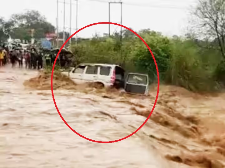 कार गेली वाहून