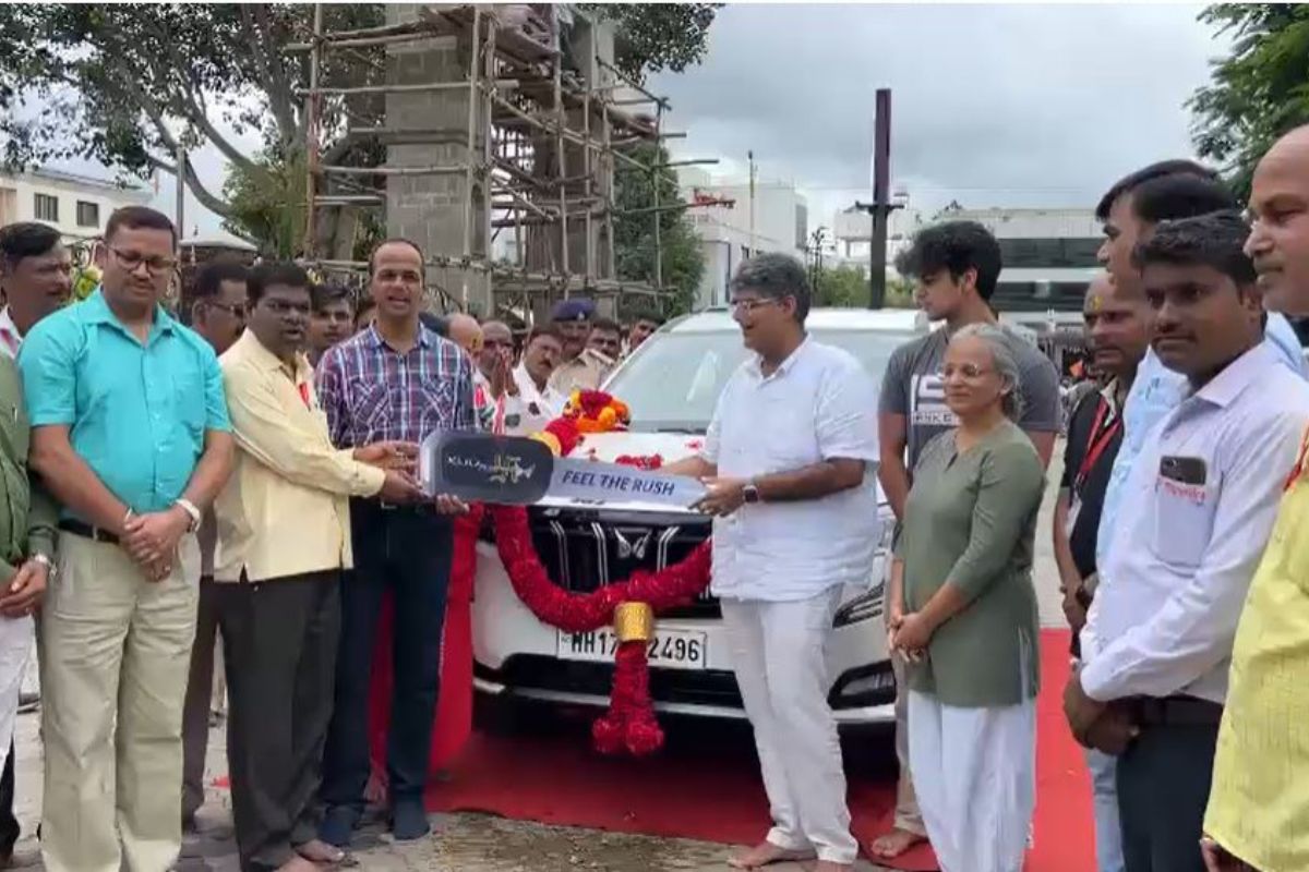 साईचरणी दान केली 27 लाखांची कार