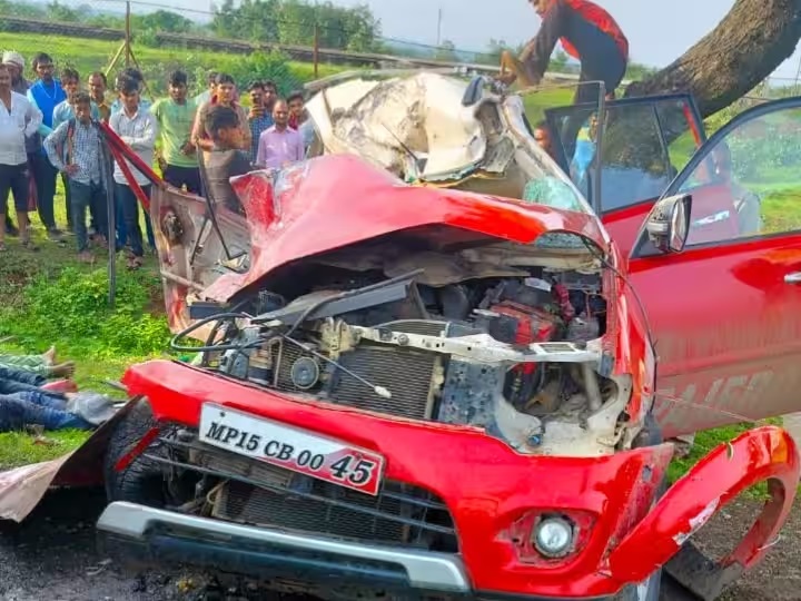 कार आणि ट्रकचा अपघात