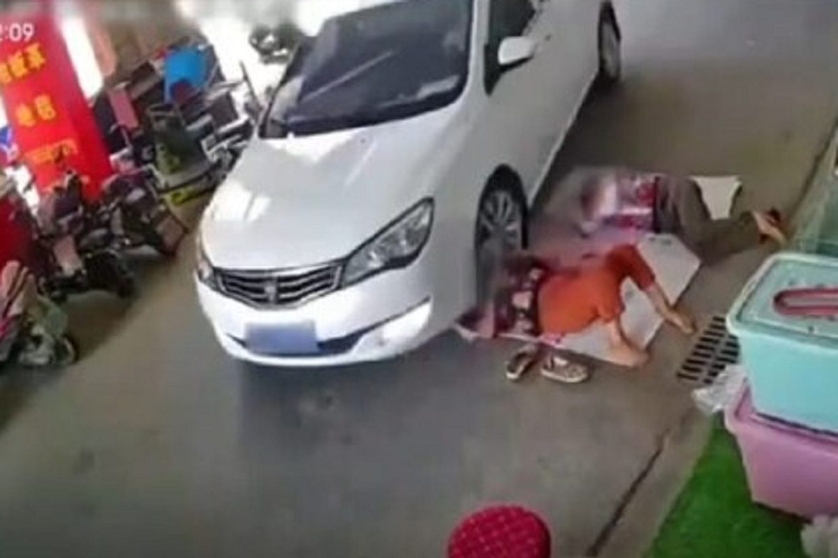 कारने चिरडल्यानंतर चमत्कार