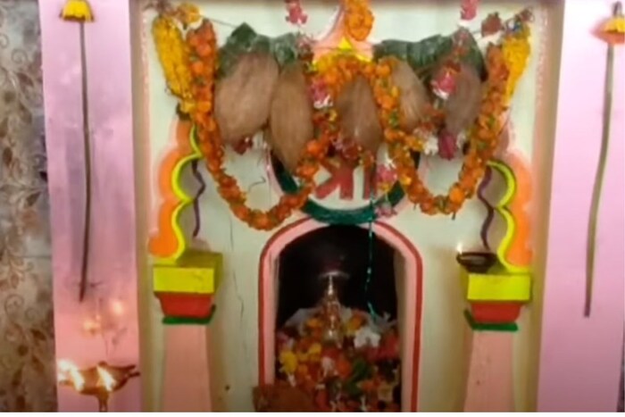मंदिरात सकाळपासून ते सायंकाळपर्यंत आपण भजन, कीर्तन किंवा कुठलेही धार्मिक कार्यक्रम करू शकतात, परंतु इथे मात्र कोणीही झोपू शकत नाही, कारण या भागात असलेले मुंग्या तसेच इतर काही छोटमोठे जंगली प्राणी त्रास देतात. त्यामुळे इथे कोणीही झोपू शकत नाही, आणि म्हणूनच आजपर्यंत याठिकाणी कोणीही मुक्कामी राहू शकले नाही. सायंकाळी 7 नंतर हे मनुष्यहीन होत असल्याचे भाविक सांगतात.