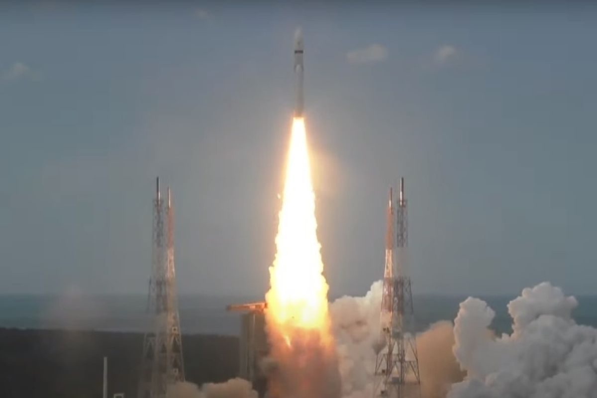 चांद्रयान आवकाशात झेपावलं