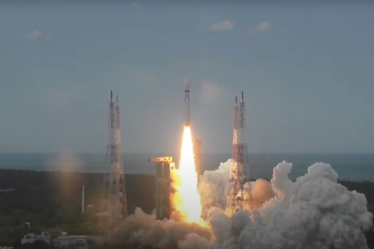 चांद्रयान-3 अवकाशात झेपावलं