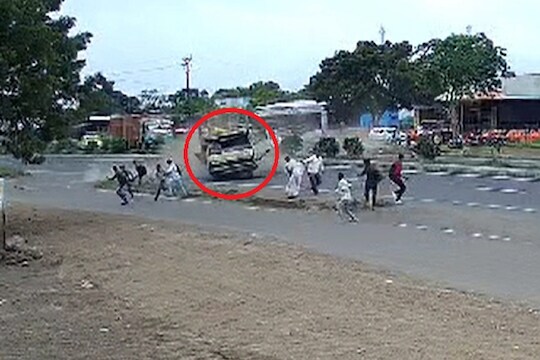 एसटीची वाट पाहणाऱ्या प्रवाशांच्या अंगावर आला डंपर, व्हिडीओ व्हायरल