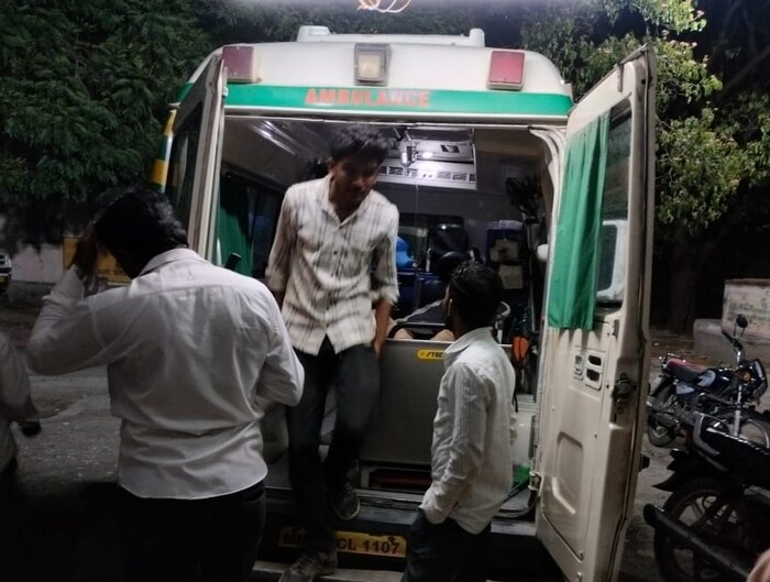 या बसमधून 20 ते  24 प्रवासी प्रवास करीत होते. चालकाचे बस वरील नियंत्रण सुटल्यामुळे हा अपघात झाला. सुदैवाने कोणतीही जीवितहानी झाली नाही.