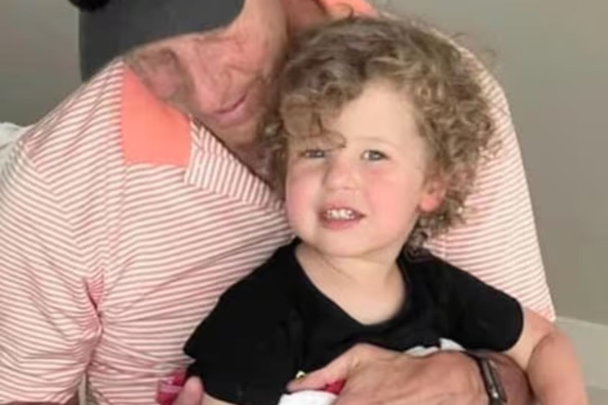 अनाथ मुलाला दत्तक घेण्यासाठी गर्दी