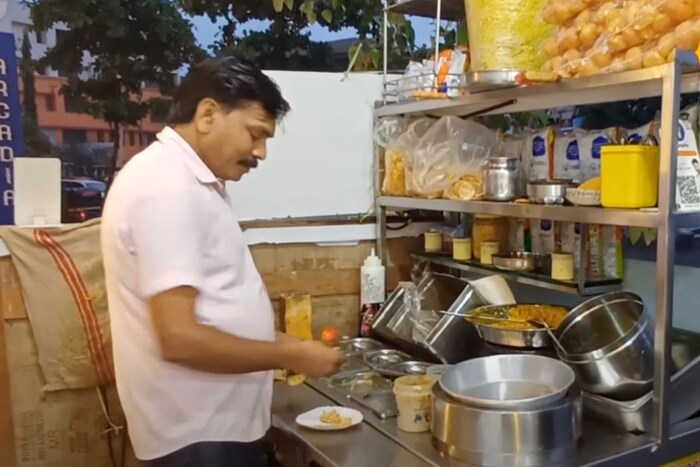   पूर्वेच्या पेंढारकर कॉलेज रोडला तरुणाईची नेहमी गर्दी असते. या तरूणाईला आकर्षित करण्यासाठी वेगवेगळ्या खाद्यपदार्थांची दुकानं या भागात आहेत. पेंढारकर कॉलेज समोरच्या अमन भेळपुरी या स्टॉलवर ही चॉकलेट लेज शेवपुरी मिळते.