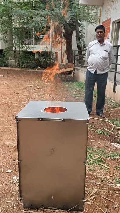 डॉ. प्रियदर्शनी कर्वे यांची पदार्थ विज्ञान या विषयामध्ये पीएचडी झाली आहे. वेगवेगळ्या पर्यावरणपूरक उपक्रमांद्वारे त्या जनजागृती करतात. जैविक इंधन या विषयाचा अनेक वर्षे अभ्यास करून त्यांनी हे पर्यावरणपूरक कोळसानिर्मितीचे तंत्रज्ञान विकसित केलंय. या तंत्रत्रानानं शेतातील, शहरातील बागांमधील काडीकचऱ्याचे कोळशामध्ये रूपांतर करता येते. हे करत असताना हवामान बदल या विषयाकडं प्रामुख्यानं लक्ष दिलंय, असं डॉ. प्रियदर्शनी यांनी सांगितलं.