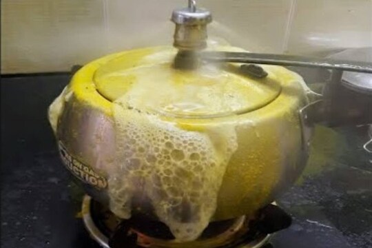 कुकरचं झाकण पिवळं पडलंय? मग ही ट्रिक वापरून झटक्यात करा साफ