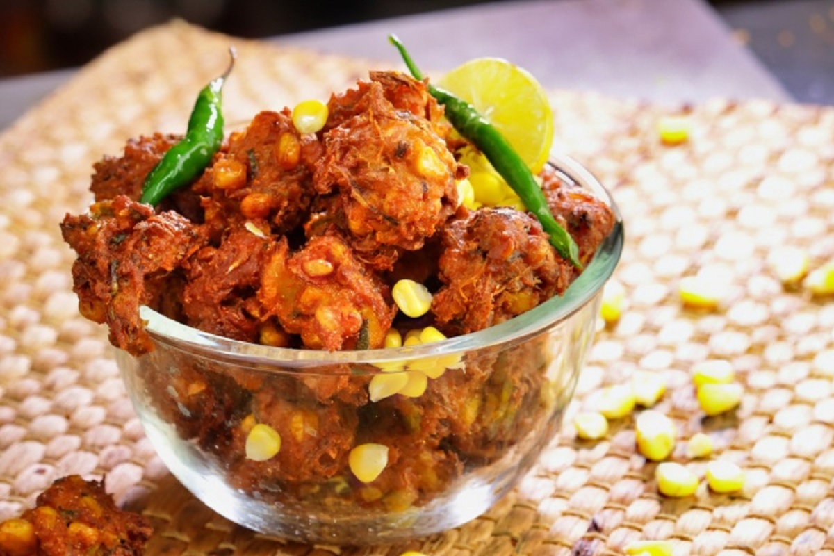 यंदा पावसाळ्यात खा कुरकुरीत कॉर्न भजी, जाणून घ्या सोपी रेसिपी