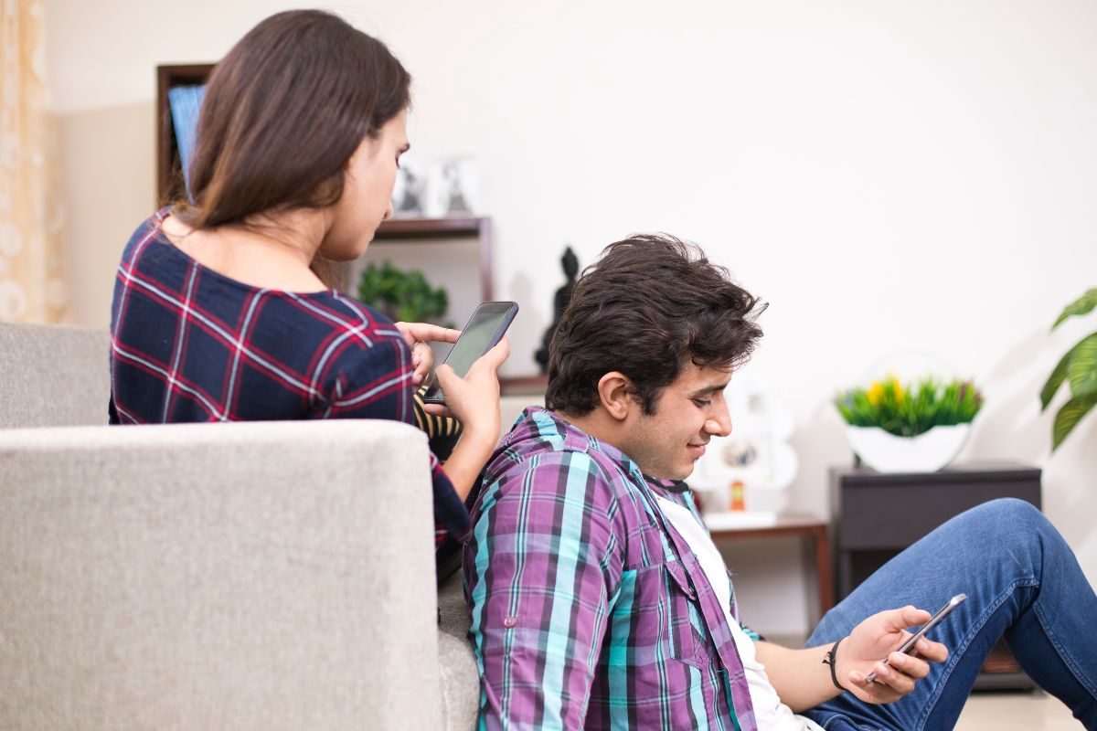 स्मार्ट फोन, सोशल मीडिया सारखे व्यसन माणसाला हल्ली खूप वाईटरित्या आपल्या जाळ्यात ओढत आहे.