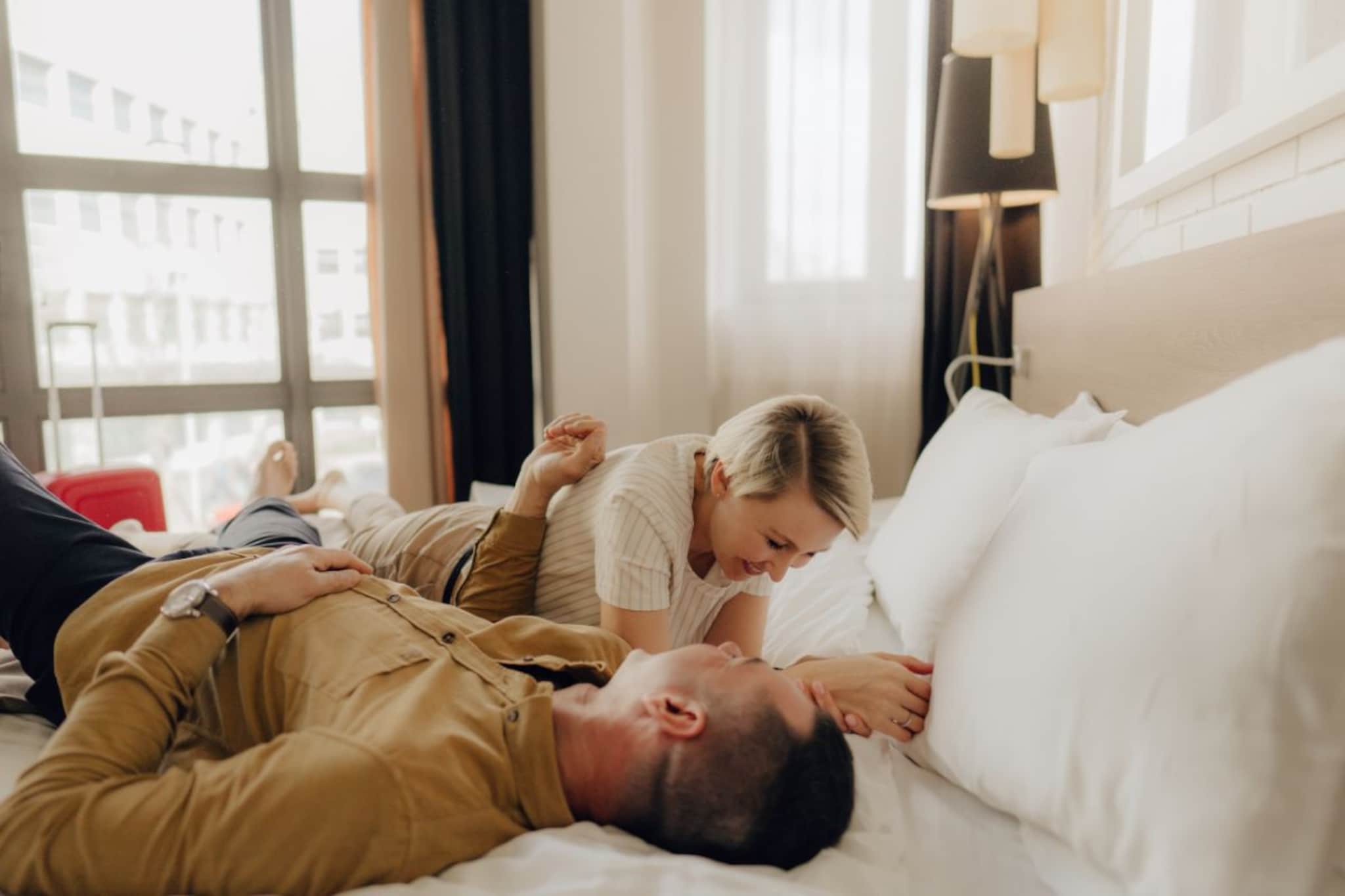 हॉटेल रुममध्ये 'ही' वस्तू दिसली तर लगेच सावध व्हा, कारण ती आहे छुपा कॅमेरा