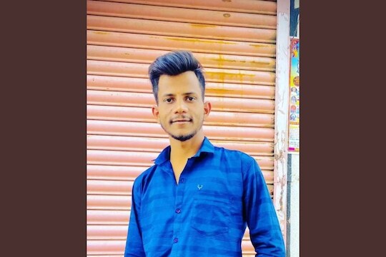 बॅनरवर पाय दिला अन् तरुणासोबत घडलं भयंकर