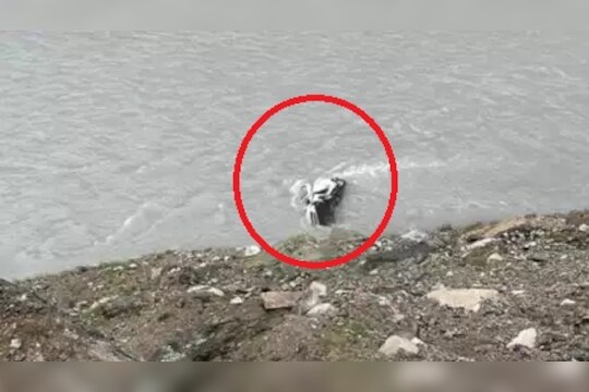 सिंध नदीत कोसळली सीआरपीएफ जवानांची गाडी