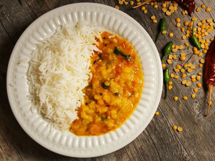 डाळीमध्ये शरीराला आवश्यक असलेले प्रोटीन्स, जीवनसत्त्वे, कॅल्शियम, लोह आणि फायबर्स असतात. भारतात तुम्हाला अनेक प्रकारच्या डाळी मिळतील. रात्री भात खायचा नसेल तर तुम्ही डाळीचे सांबारही बनवू शकता. त्यात विविध प्रकारच्या भाज्या घातल्याने त्याची पौष्टिकता वाढते. 