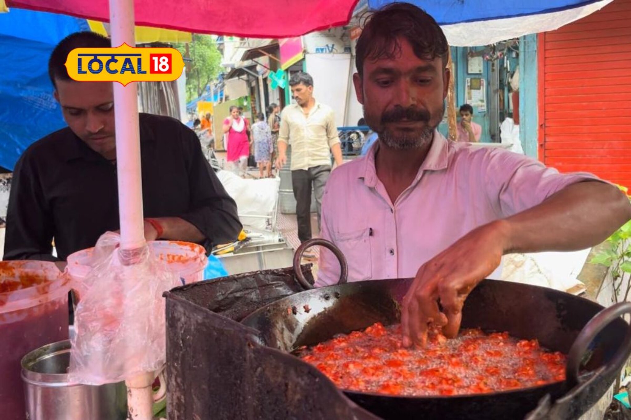 उकळत्या तेलातून हाताना मंचुरियन काढणारे डेअर डेव्हिल्स काका!