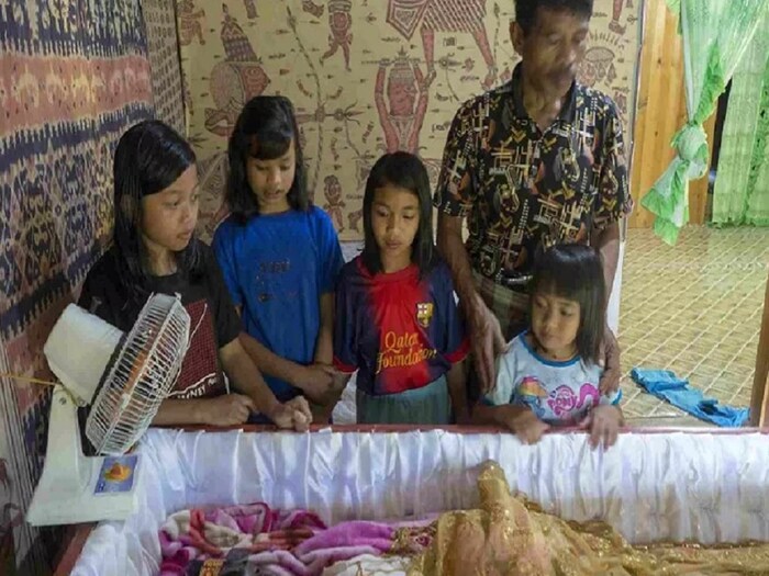 तुम्हाला विश्वास नाही बसणार नाही याठिकाणची कुटुंब त्यांच्या मृत आई-वडिलांना अनेक वर्षांसाठी त्यांच्याबरोबर ठेवतात. सामान्य पद्धतीने त्यांच्याबरोबर राहतात. इंडोनेशियातील सुलावेसी याठिकाणी तोरजा नावाची एक जागा आहे. याठिकाणच्या आदिवासी लोकांची ही परंपरा आहे.