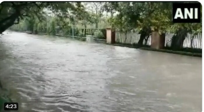 अनेक घरं, कार्यालयं, सरकारी कार्यालंय, लाल किल्ला भागात गुडघ्यापर्यंत पाणी साचलं आहे. तर सुप्रीम कोर्टाच्या पायरीपर्यंत पाणी आल्याने चिंता वाढली आहे. 