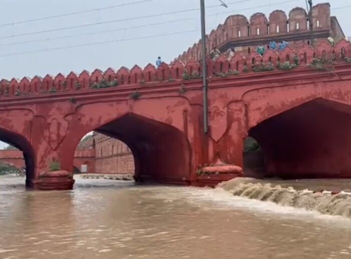 पाणी ओसरण्याचे नाव नाही, स्थिती अशीच राहिली तर परिस्थिती आणखी गंभीर होण्याची शक्यता आहे. त्यामुळे चिंता व्यक्त केली जात आहे. 