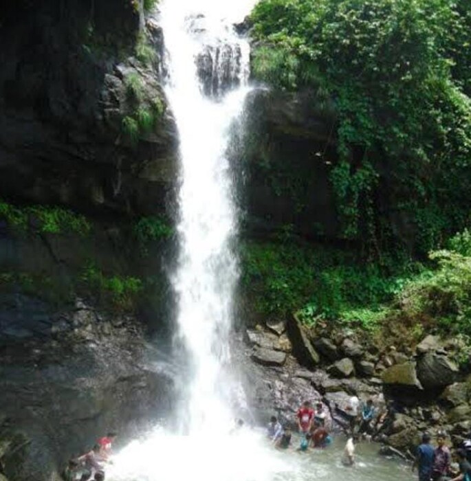 धनगर धबधबा : बदलापूरहून कोंडेश्वरकडे जाताना भोज धरणाच्या आधी डावीकडे वळावे. रस्ता थोडा कच्चा आहे. स्वतःची गाडी आवश्यक आहे. सरळ गेल्यावर टेकडीच्या पायथ्याशी गाडी लावावी लागते. तेथून अर्धा तासाचा चढ चढून गेल्यावर आपण पठारावर पोहोचतो. या पठारावर गेल्यावर गावातातून जातानाच पाण्याचा आवाज ऐकू येतो. हळुहळू उंचावरून कोसळणारा धबधबा नजरेस पडतो.