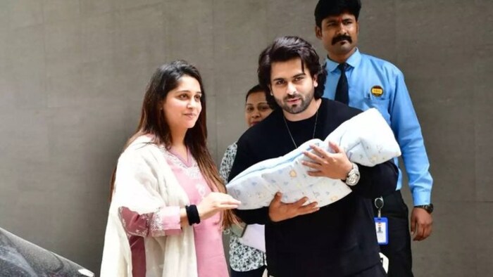  दिपिका, शोएब आणि त्यांच्या बाळाचे रुग्णालयाच्या बाहरचे व्हिडीओ आणि फोटो समोर आलेत. ज्यात दोघेही बाळाबरोबर खूप खुश असल्याचं दिसत आहे.