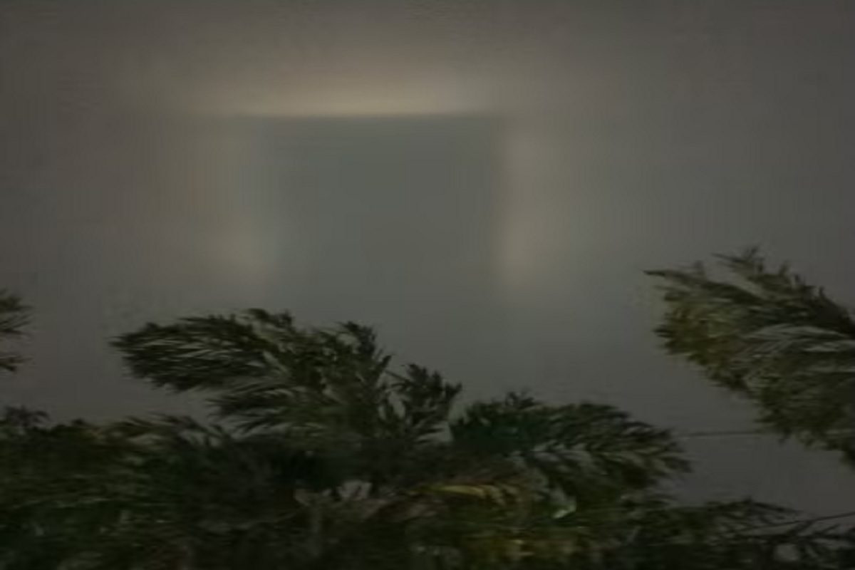 आकाशात रहस्यमयी दरवाजा (फोटो - ट्विटर)