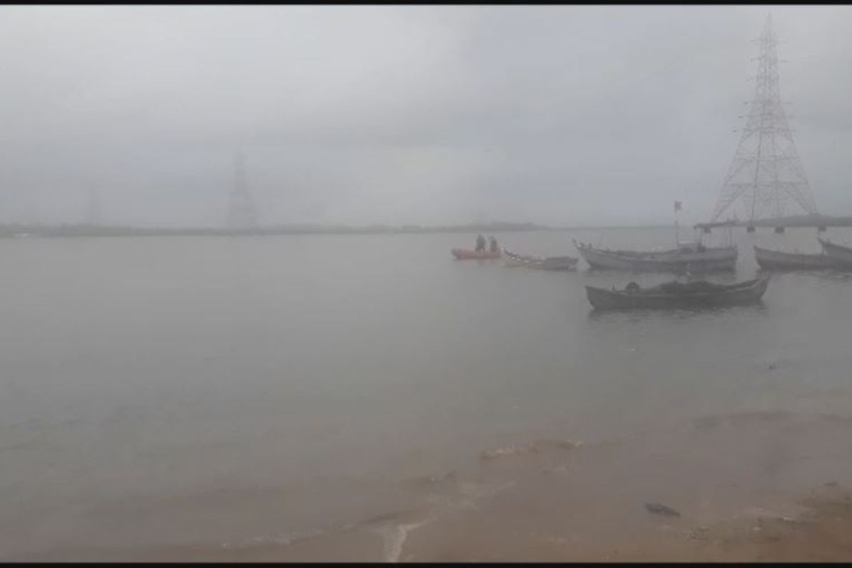 मढ येथे 5 मुलं समुद्रात वाहून गेली