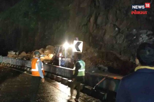 मुंबई-पुणे एक्स्प्रेस हायवेवर दरड कोसळली