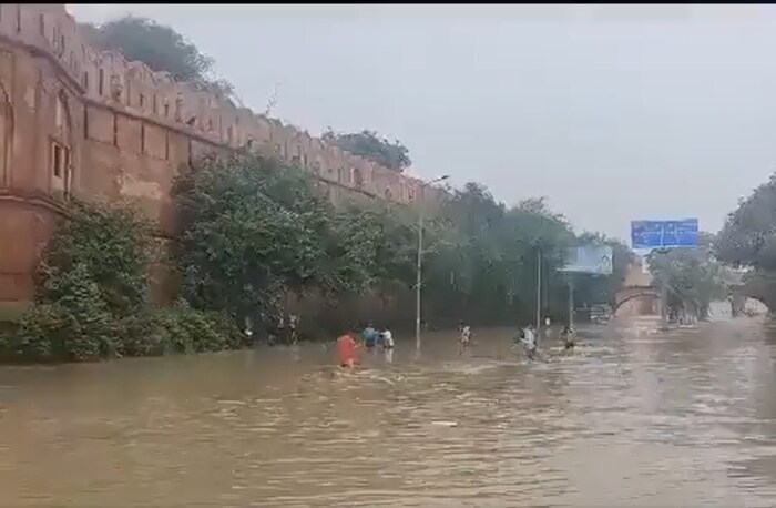 दिल्लीमध्ये सध्या महाप्रलय आला आहे. देशाच्या राजधानीमध्ये सध्या कंबरेएवढं पाणी भरलं आहे. यमुना नदी पात्र सोडून वाहत असल्याने सगळीकडे पूर आला आहे. 