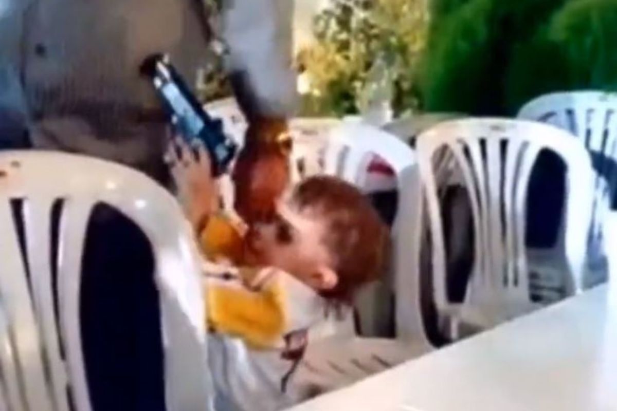 चिमुकल्याने झाडली गोळी