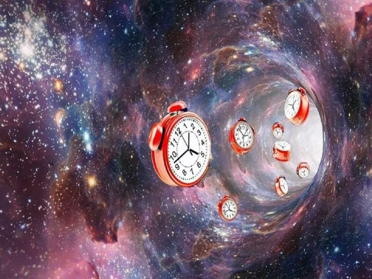 भविष्याबाबत जाणून घेण्याची उत्सुकता अनेकांना असते. कुणी आपलं हात दाखवतं, कुणी आपल्या जन्मावरून आपलं भविष्य जाणून घेतं. पण ज्योतिषांशिवाय असे लोक जे स्वतःला टाइम ट्रॅव्हलर म्हणवतात, तेसुद्धा अनेक भविष्यवाणी करतात.