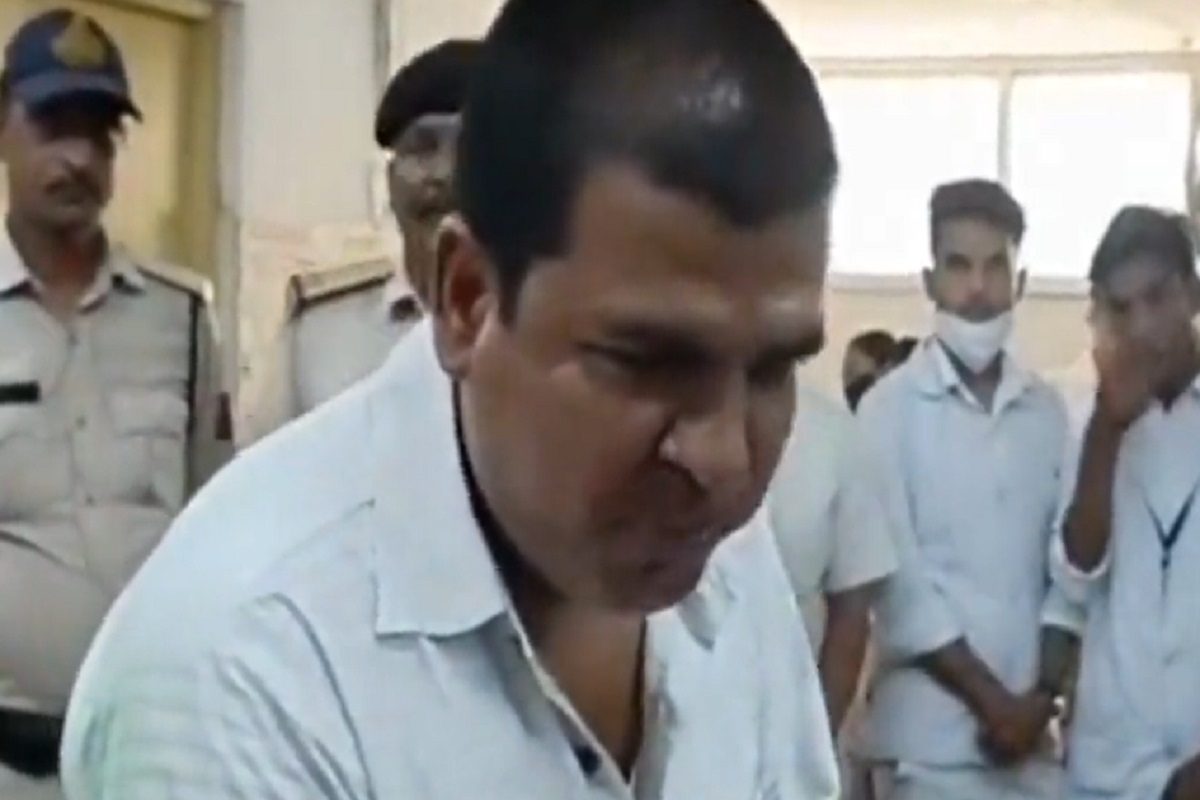 लाच घेताना पकडताच गिळल्या नोटा, VIDEO VIRAL