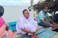 91 वर्षांची महिला रुग्णांना करते मदत; नदी ओलांडून घेऊन जाते हॉस्पिटलमध्ये