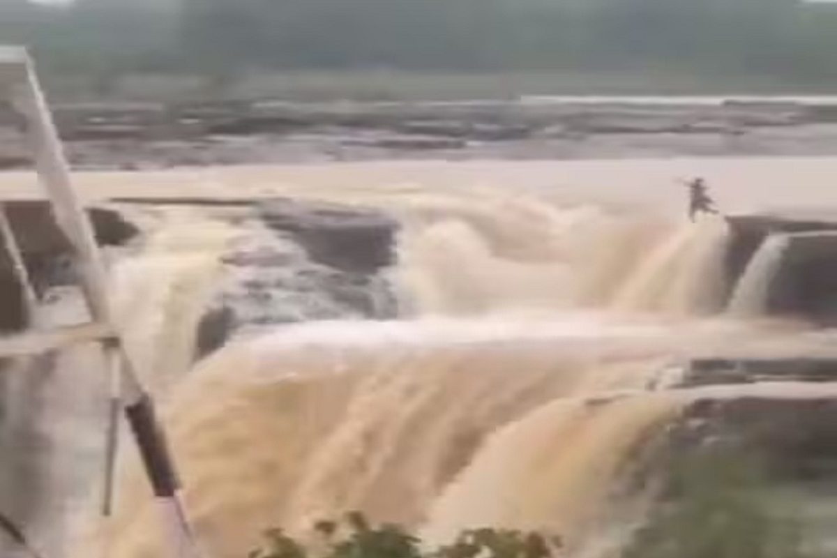 मोबाईलसाठी मिनी नायगारा फॉल्समध्ये उडी (फोटो - ट्विटर व्हिडीओ ग्रॅब)